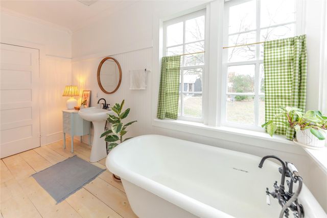 306 5th Ave, Smithville, TX 78957