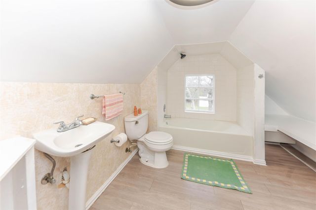 306 5th Ave, Smithville, TX 78957