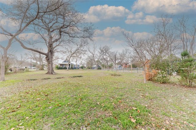306 5th Ave, Smithville, TX 78957