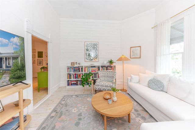 306 5th Ave, Smithville, TX 78957