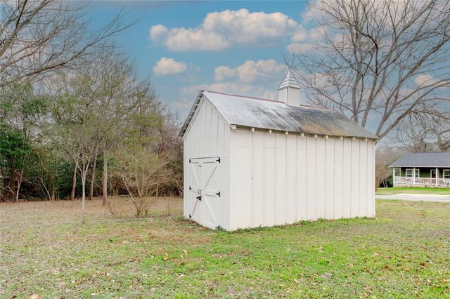 306 5th Ave, Smithville, TX 78957