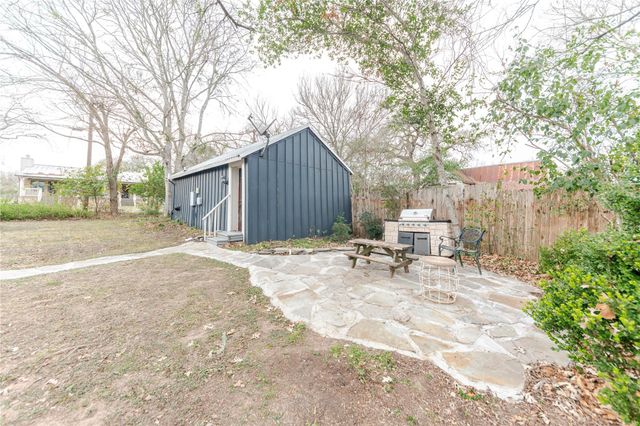 306 5th Ave, Smithville, TX 78957