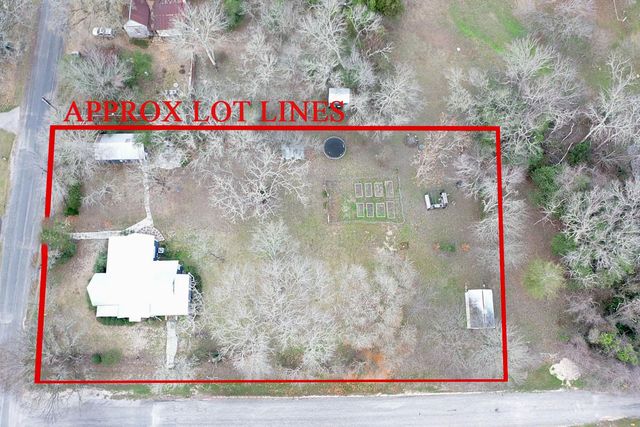 306 5th Ave, Smithville, TX 78957