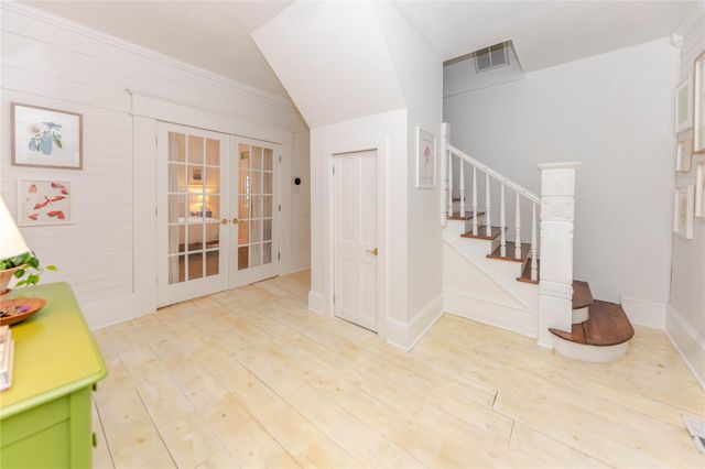 306 5th Ave, Smithville, TX 78957