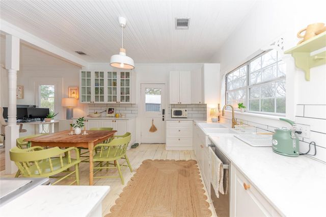 306 5th Ave, Smithville, TX 78957