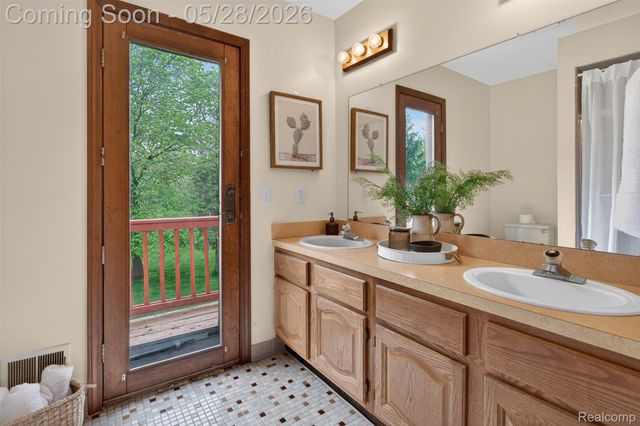 3411 Foxhollow Court, Washington Township, MI 48094