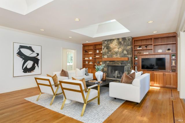 1065 Meadowsweet Dr, Corte Madera, CA 94925