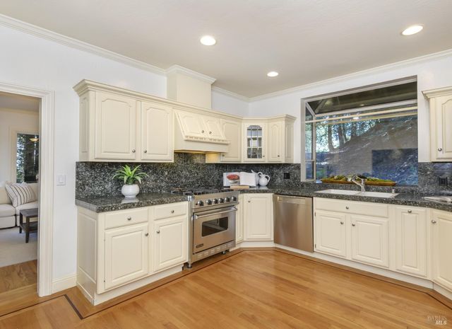 1065 Meadowsweet Dr, Corte Madera, CA 94925