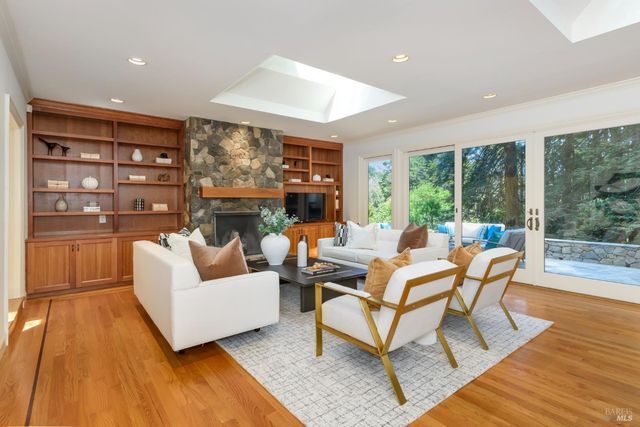 1065 Meadowsweet Dr, Corte Madera, CA 94925