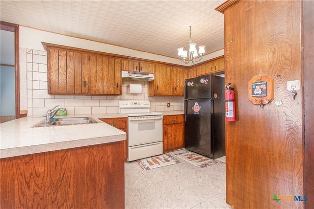 300 W Avenue J, Nolanville, TX 76559