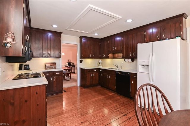 51 Hertzler RD, Newport News, VA 23602