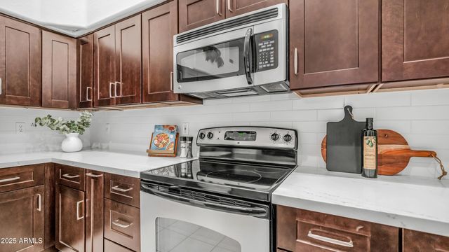 6334 E VIEWMONT Drive 17, Mesa, AZ 85215