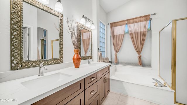 6334 E VIEWMONT Drive 17, Mesa, AZ 85215