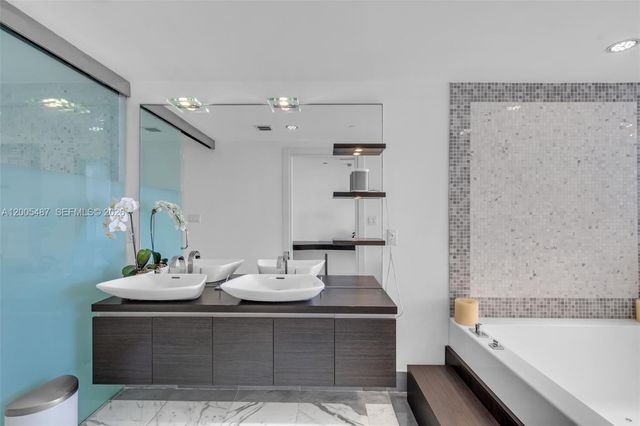 200 Biscayne Boulevard Way 3407, Miami, FL 33131