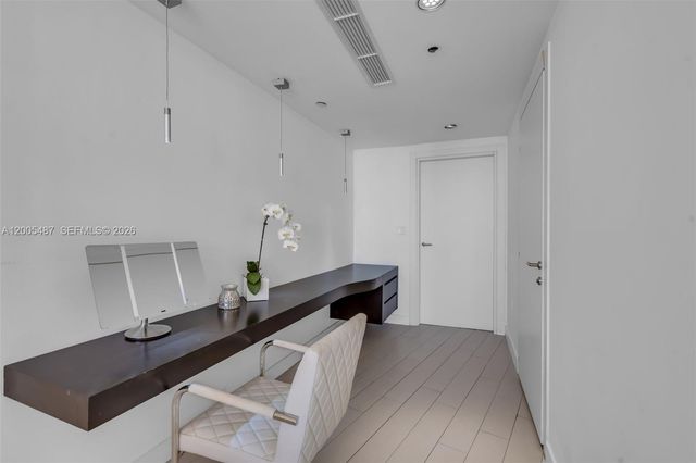 200 Biscayne Boulevard Way 3407, Miami, FL 33131