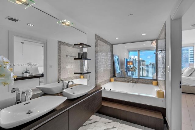 200 Biscayne Boulevard Way 3407, Miami, FL 33131