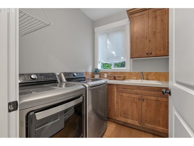 2130 Se LAMBERT St, Portland, OR 97202