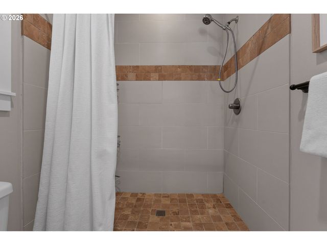2130 Se LAMBERT St, Portland, OR 97202
