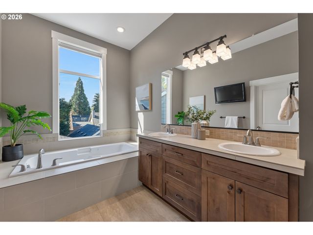 2130 Se LAMBERT St, Portland, OR 97202