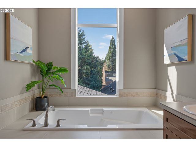 2130 Se LAMBERT St, Portland, OR 97202