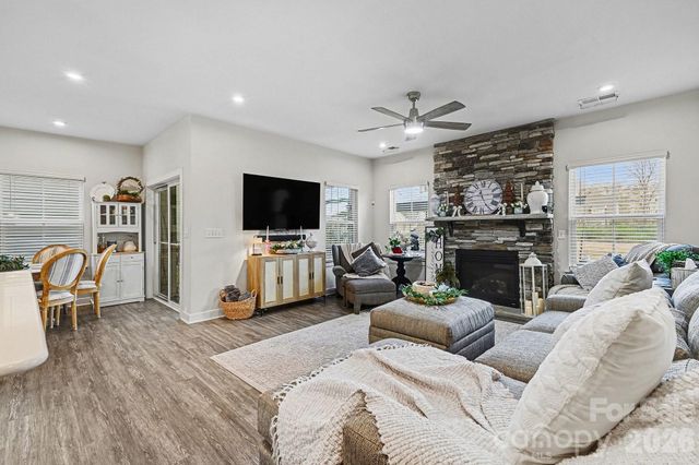 5042 Summer Surprise Lane, Charlotte, NC 28215