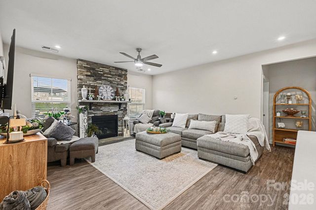 5042 Summer Surprise Lane, Charlotte, NC 28215