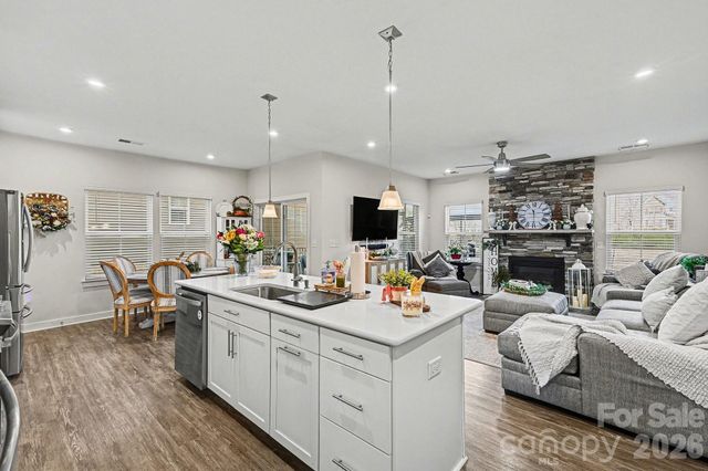 5042 Summer Surprise Lane, Charlotte, NC 28215