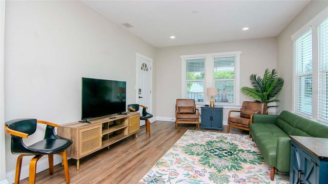 213 W WARREN AVENUE, Tampa, FL 33602