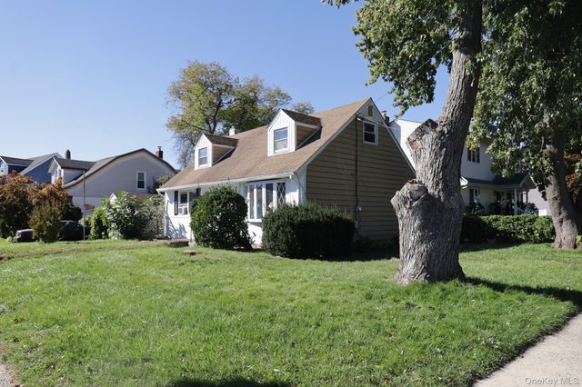 207 Courthouse Road, Franklin Square, NY 11010