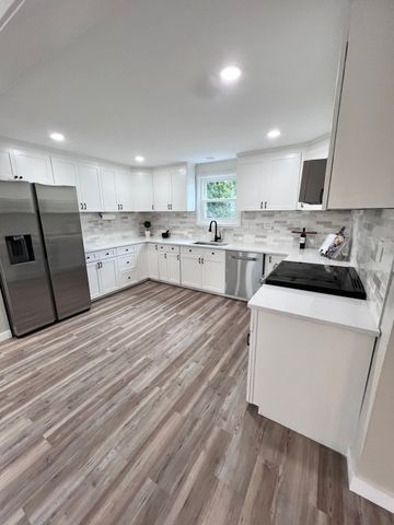 23 Stowe Ct, Hudson, MA 01749