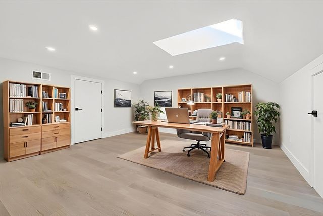 10 Pennsylvania Ave 1, Newton, MA 02461