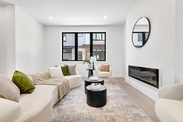 10 Pennsylvania Ave 1, Newton, MA 02461