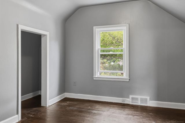 18545 Huntington Avenue, Harper Woods, MI 48225