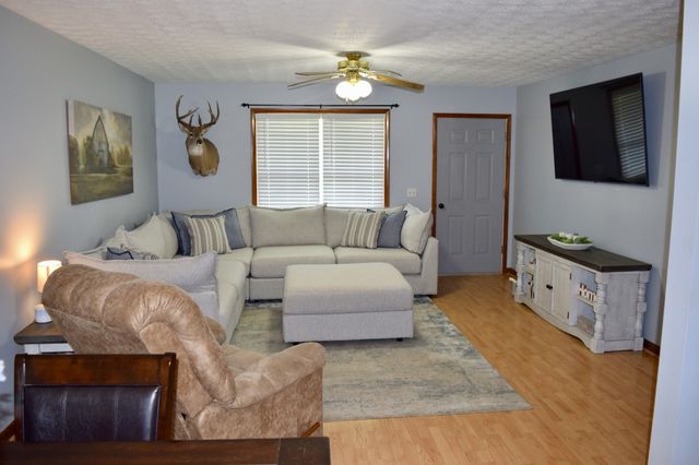 220 Joyce Cir, Lafayette, TN 37083