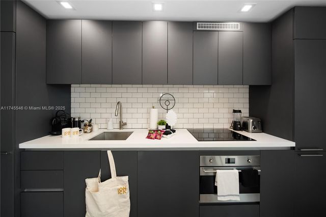 227 NE 2nd St 3106, Miami, FL 33132