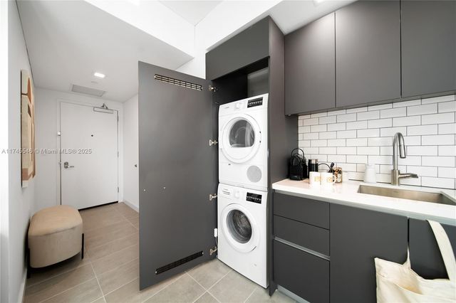 227 NE 2nd St 3106, Miami, FL 33132