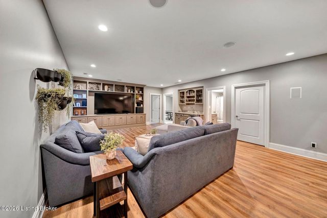 7627 Ashleywood Dr, Louisville, KY 40241