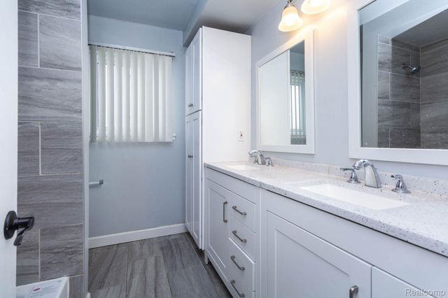 35085 Marina Drive, Sterling Heights, MI 48312