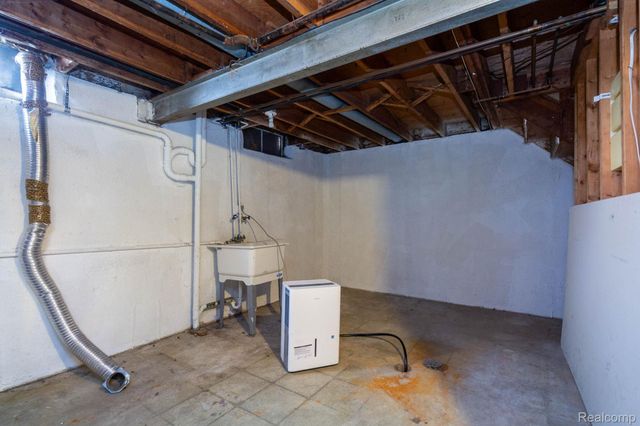 35085 Marina Drive, Sterling Heights, MI 48312