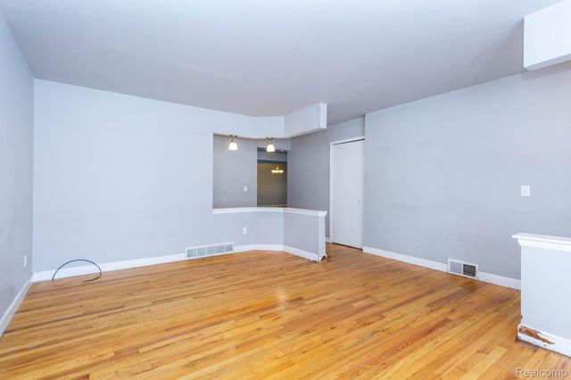 35085 Marina Drive, Sterling Heights, MI 48312