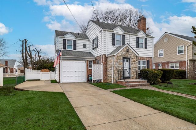 135 Chestnut Street, Lynbrook, NY 11563
