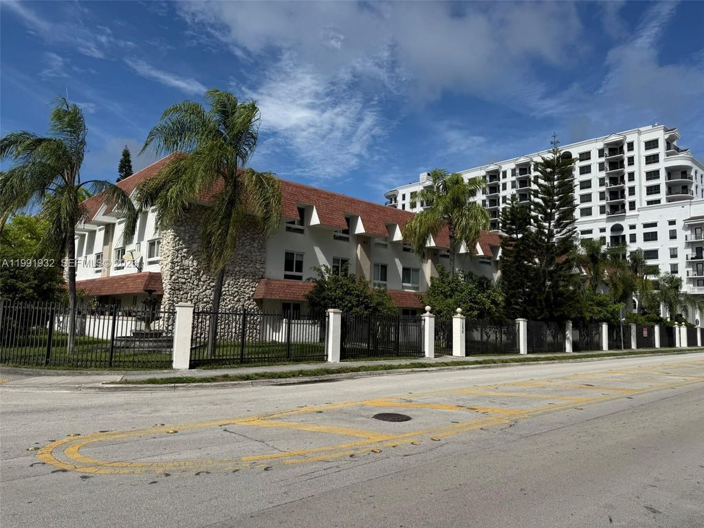 7251 SW 82nd St 15, Miami, FL 33143