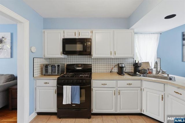 27 Beveridge Street, Teaneck, NJ 07666