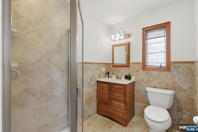 27 Beveridge Street, Teaneck, NJ 07666