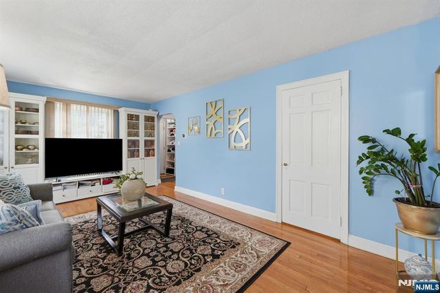 27 Beveridge Street, Teaneck, NJ 07666