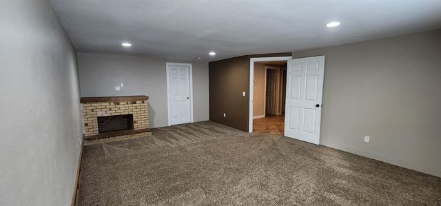 310 20th St NW, Minot, ND 58703