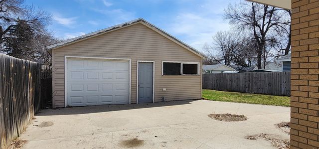 310 20th St NW, Minot, ND 58703