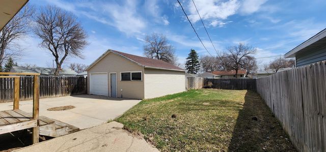 310 20th St NW, Minot, ND 58703