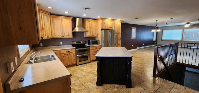 310 20th St NW, Minot, ND 58703