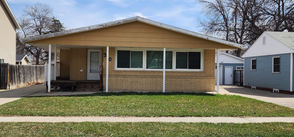 310 20th St NW, Minot, ND 58703
